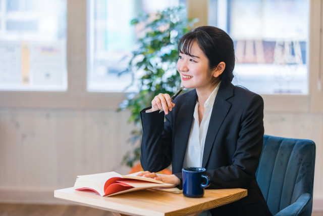 勉強する女性