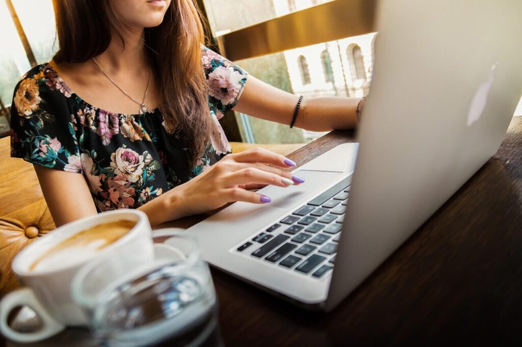 スキルなしでもできる在宅ワークに取り組む女性のパソコン作業イメージ