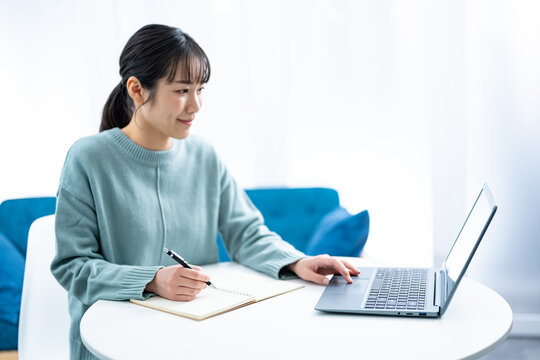 勉強する女性