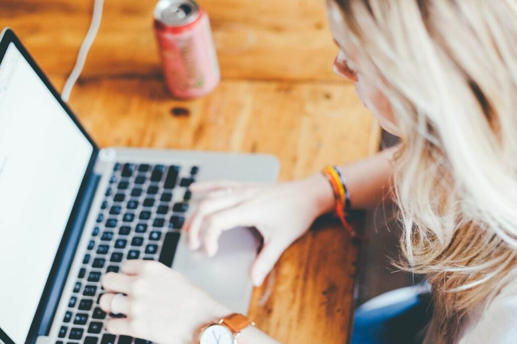 オフィスで働く妊娠中の女性のイメージ