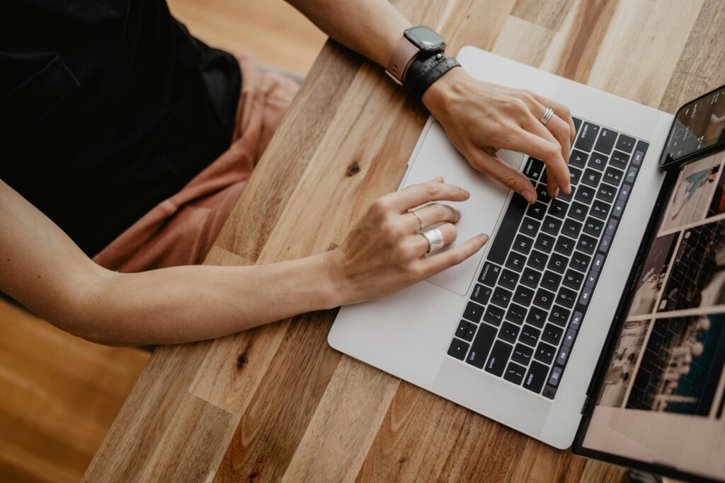 スキルなしでもできる在宅ワークに取り組む女性のパソコン作業イメージ