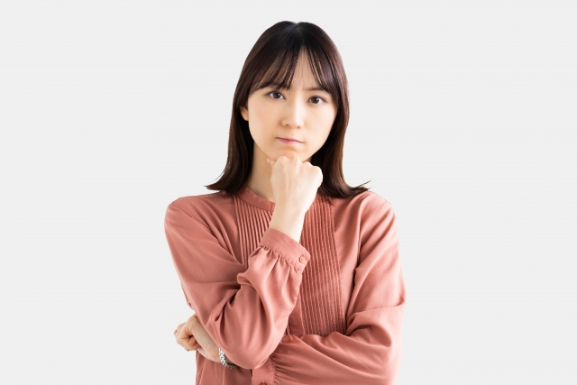 考える女性