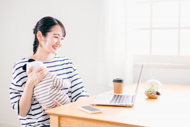 在宅ワークするママ