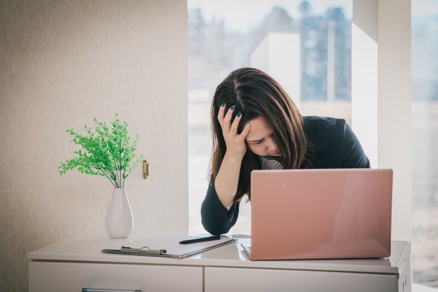 落ち込む女性