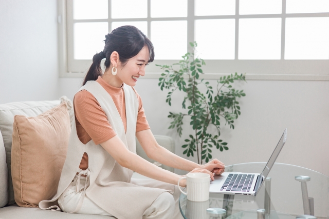 在宅ワークする女性