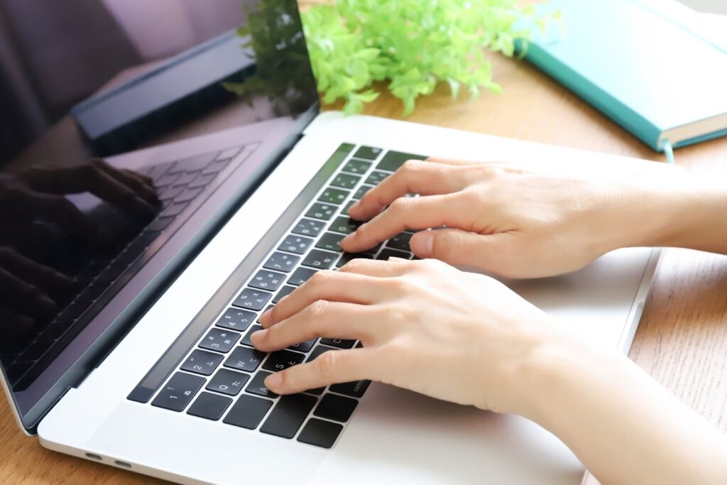 在宅で本気で学びたい女性のためのWebデザインスクール7選