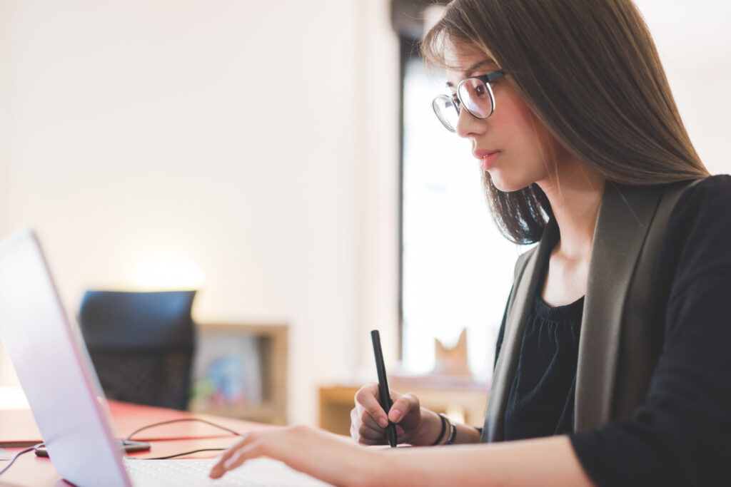 テレワークする女性