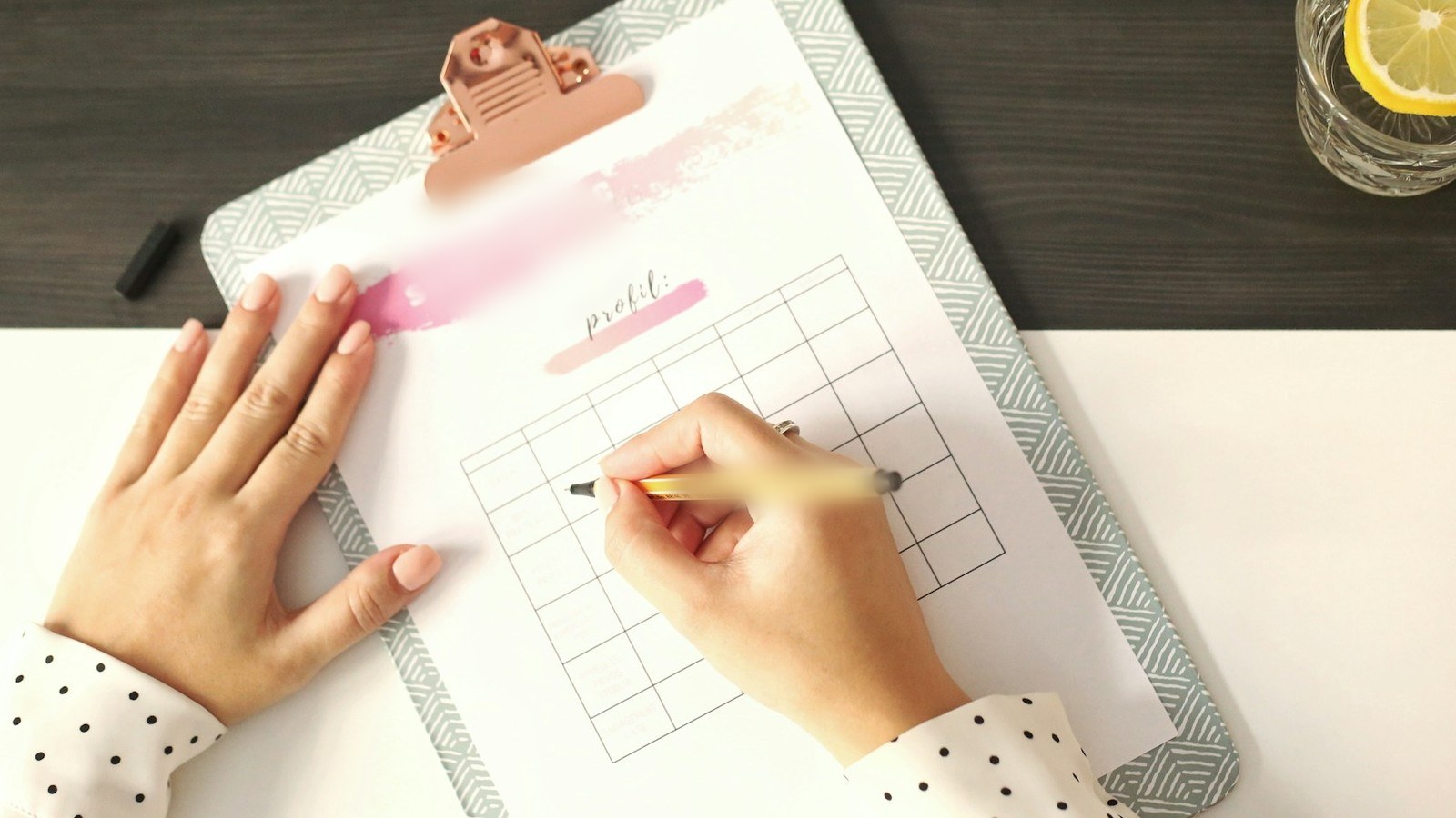 表に書き込む女性の手元