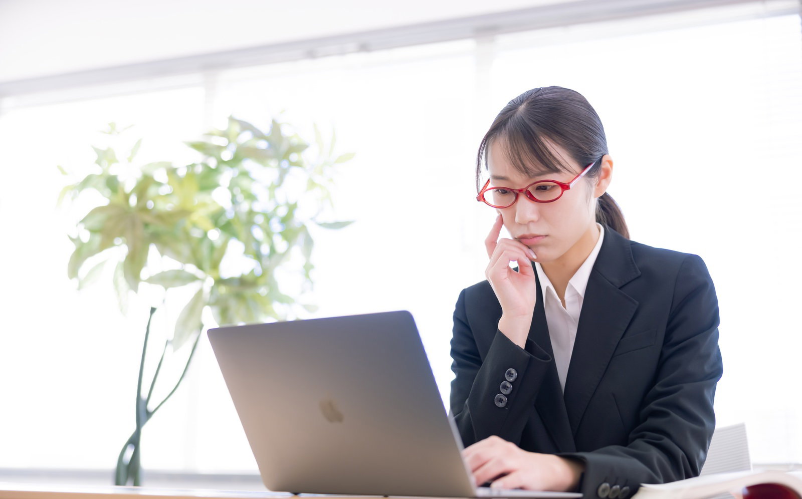 パソコンで調べものをする女性