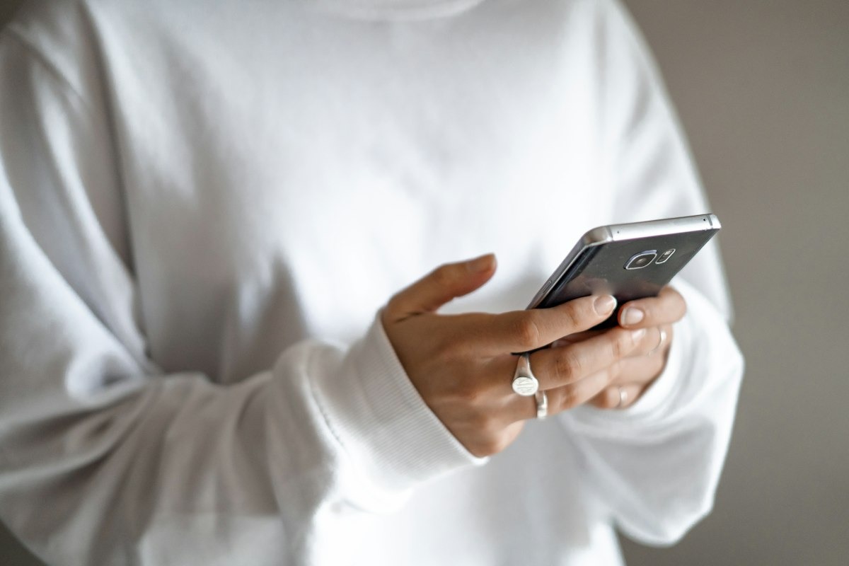 スマートフォンでアンケートに答える女性の手元