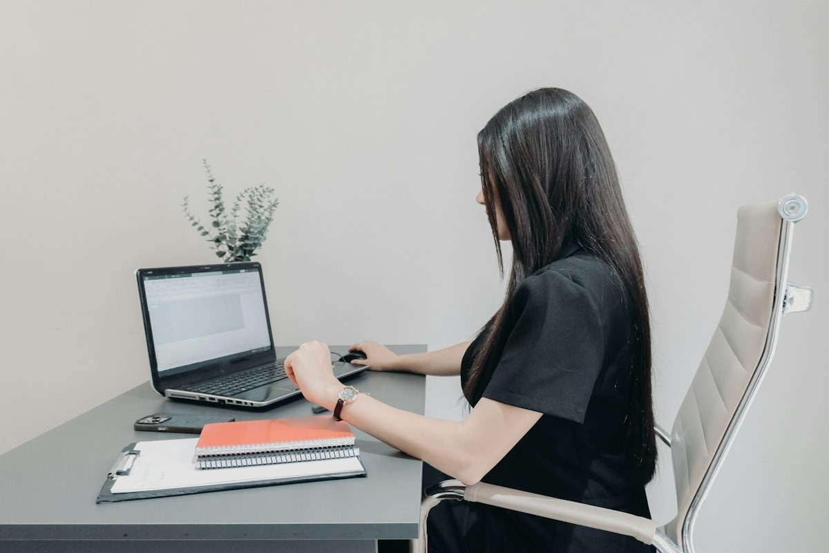 自宅のデスクでパソコン作業をする女性