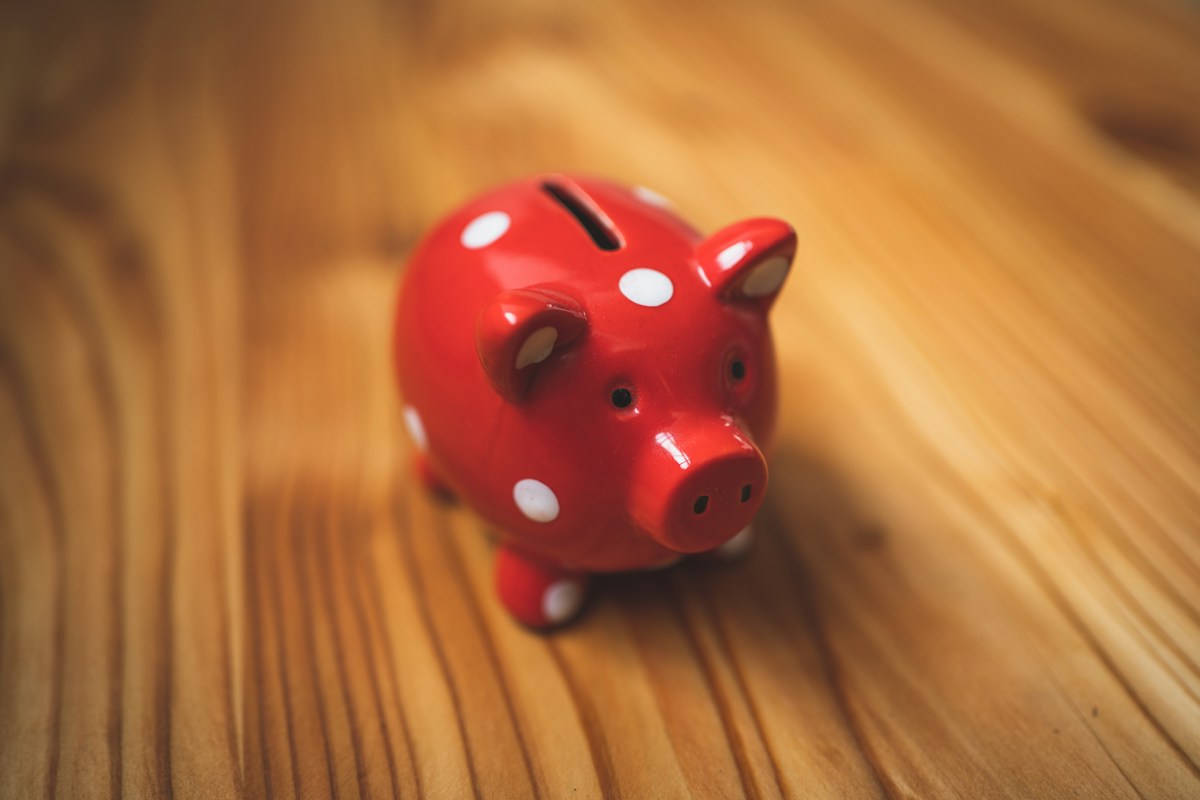 木の机に置いた赤い豚の貯金箱